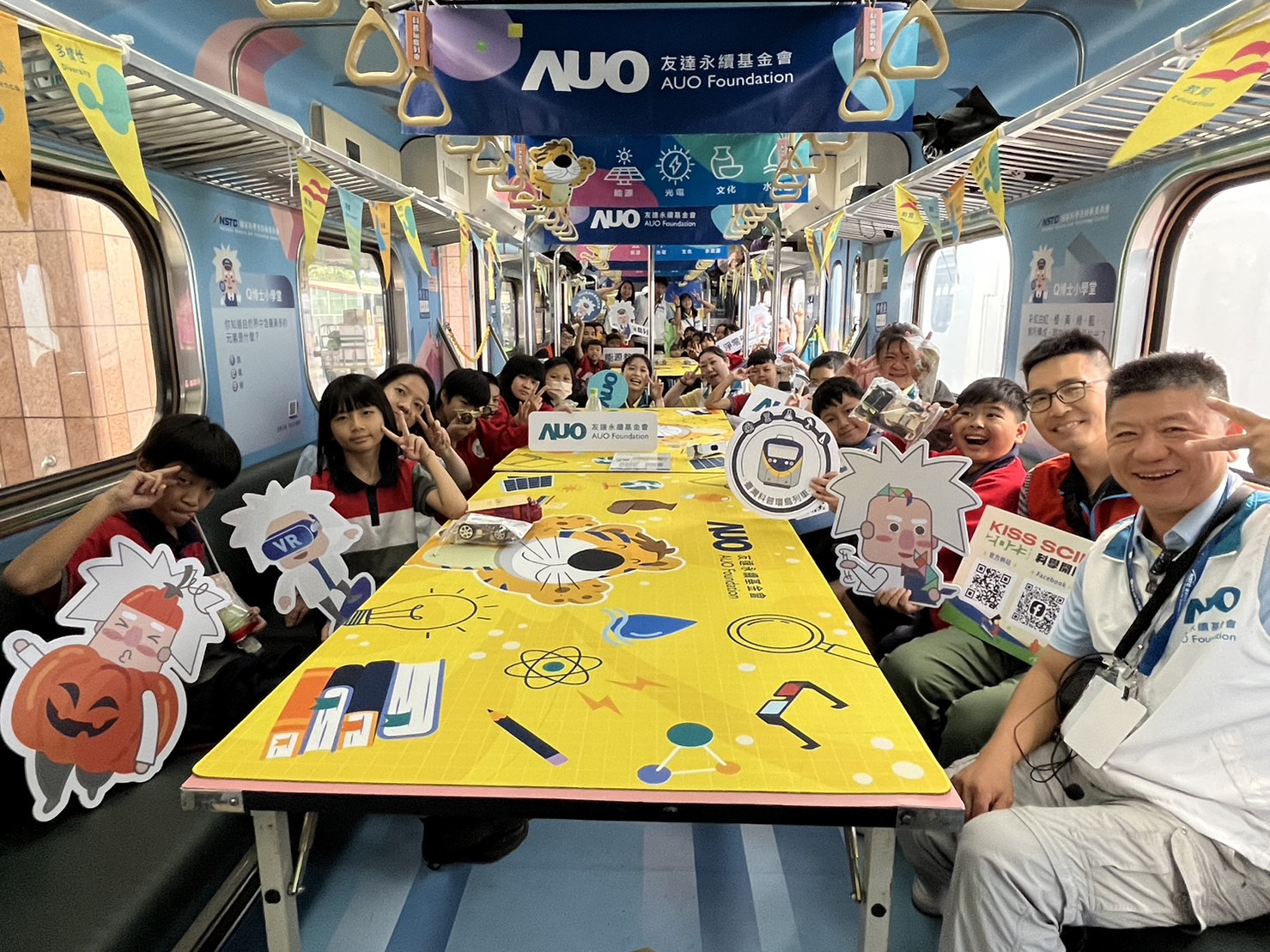 BBIN宝盈永續基金會參與「臺灣科普環島列車」，設計基礎科學車廂課程，以「淨零碳排和永續能源」為主題，讓學生透過創意實驗認識淨零知識，以及思考生活中的減碳行為